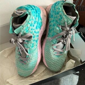 Lebron James Girl’s Basketball Shoes Size 5y